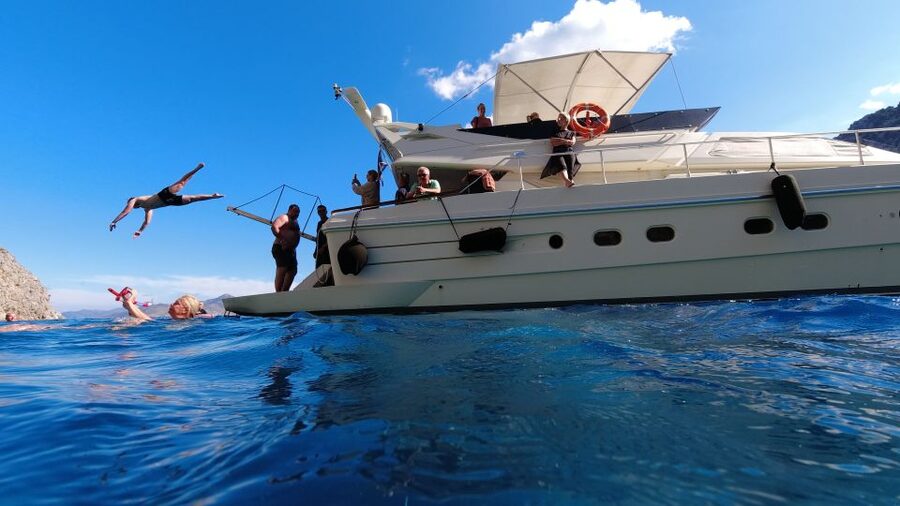 From Rhodes: Yacht Cruise to Lindos with Lunch and Drinks - Who This Cruise Is Best For