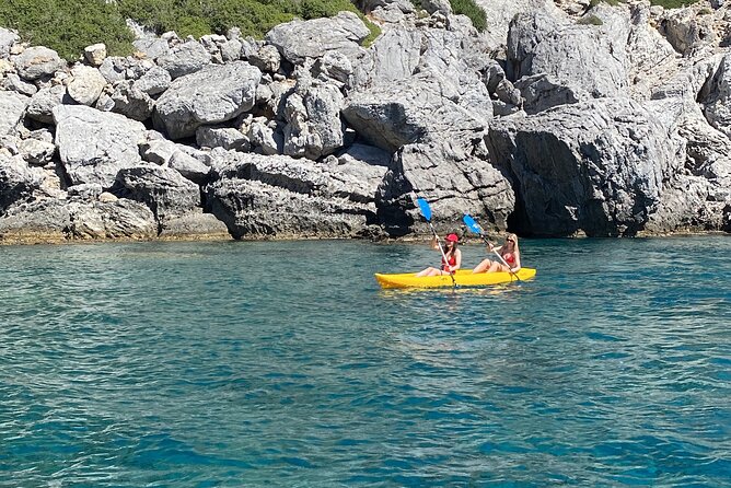 Kayaking - The seal cave and sea caves stop: why people come here