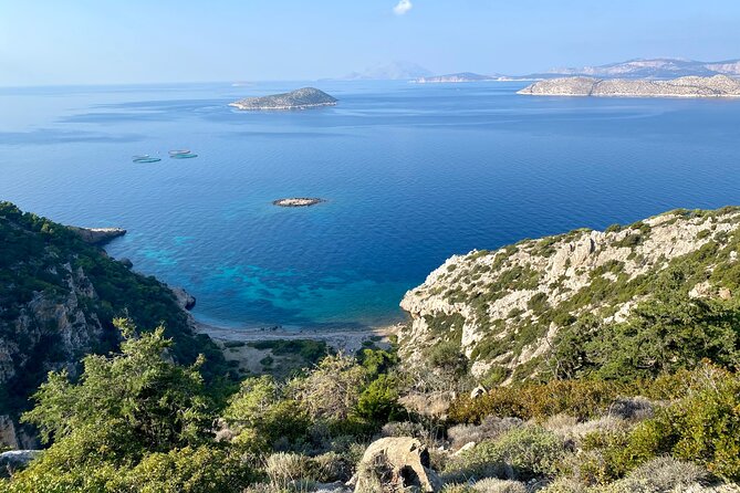 Small group hiking between the beach and Kritinia Castle - Spring flowers and valley plants: why the walk feels alive